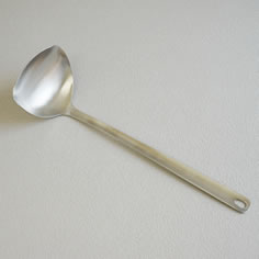 すくいやすく注ぎやすいレードル