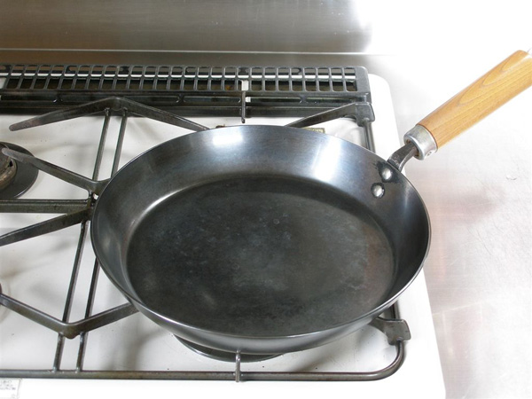 お手入れ　鉄製フライパン